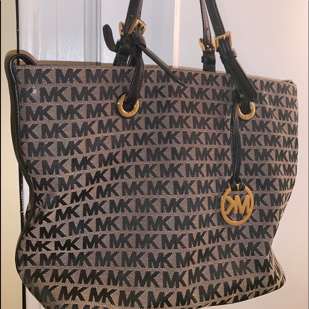 Michael kora logo medium purse used only once